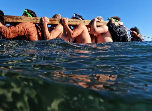 日本新年參拜人潮湧 信徒冒冷下水扛神輿船出海