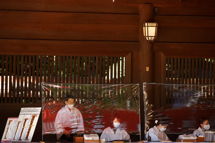 明治神宮工作人員櫃台防疫設施。路透社