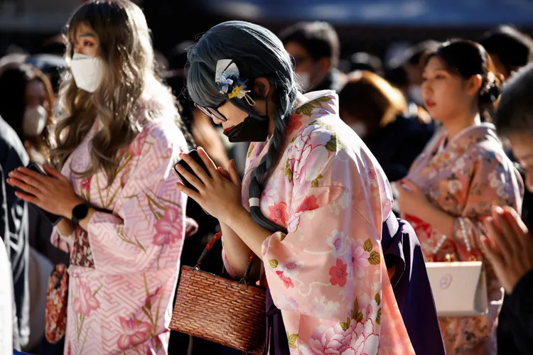 在明治神宮虔誠祈禱的日本民眾。路透社