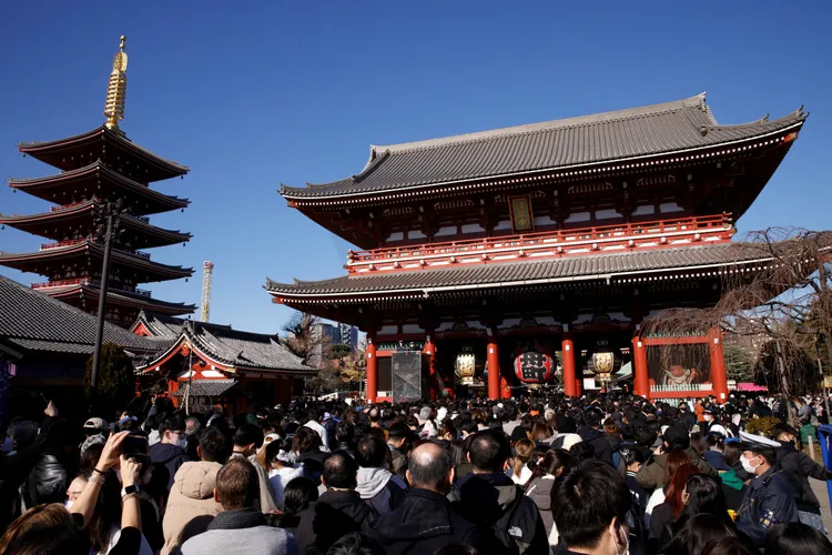 東京淺草寺今天上午出現大批新年參拜人潮。路透社