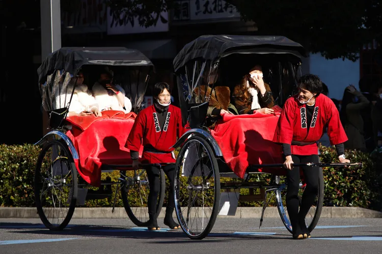 淺草寺前人力車伕運送參拜客人。路透社
