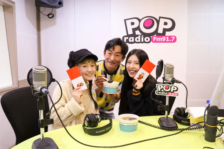 嚴正嵐（左）與MIUSA（右）上電台接受哲緯訪問還拿到紅包。pop radio提供
