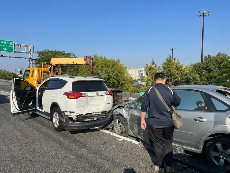 五車分別車頭、車尾受損，幸無人受傷。翻攝自台南道路救援（張家班）