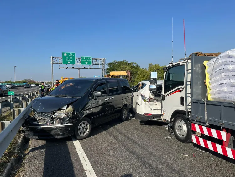 黑車遭撞橫擋車道。翻攝自台南道路救援（張家班）