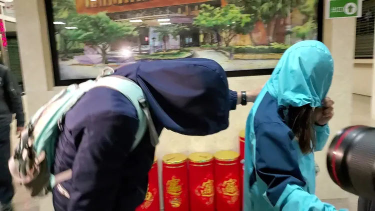 健保署承保組科長謝玉蓮(圖右)、李仁輝(圖左)。資料照片