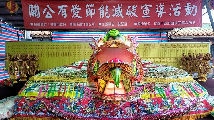 誠聖宮大門旁擺設了一尊重達2023台斤的「龍龜米」。誠聖宮提供