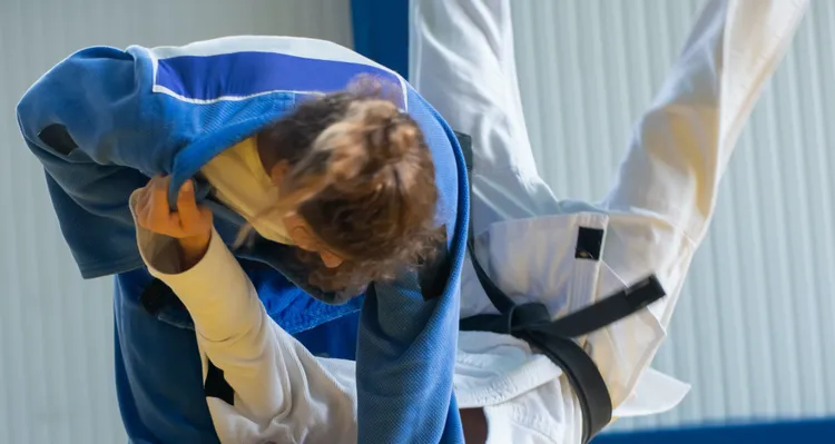 女網友爆氣將男友過肩摔。pexels