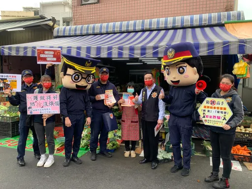 大頭警察娃娃好吸睛 龜山警走入市場放送防扒宣導觀念