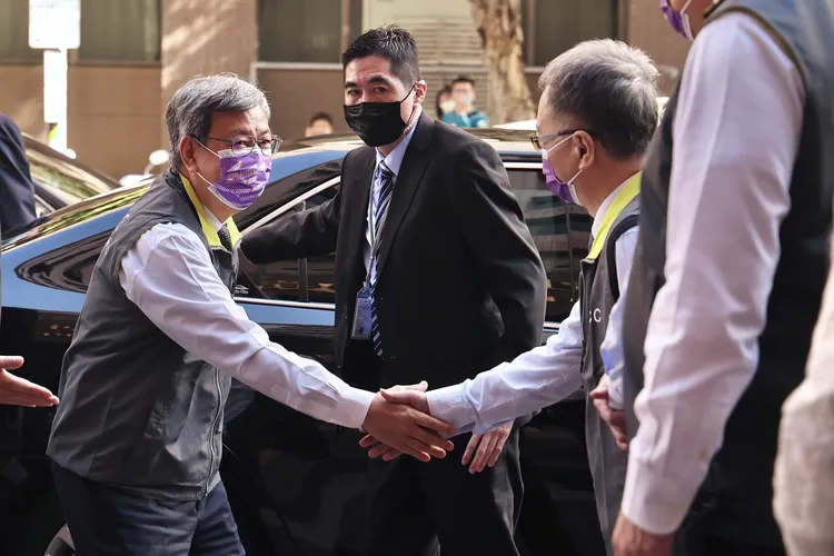 行政院長陳建仁(左)與衛福部長薛瑞元(右)握手致意。林林攝