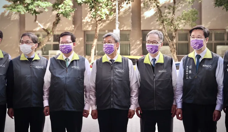 專家諮詢小組召集人張上淳(右起)、衛福部長薛瑞元、行政院長陳建仁、副院長鄭文燦，秘書長李孟諺。林林攝