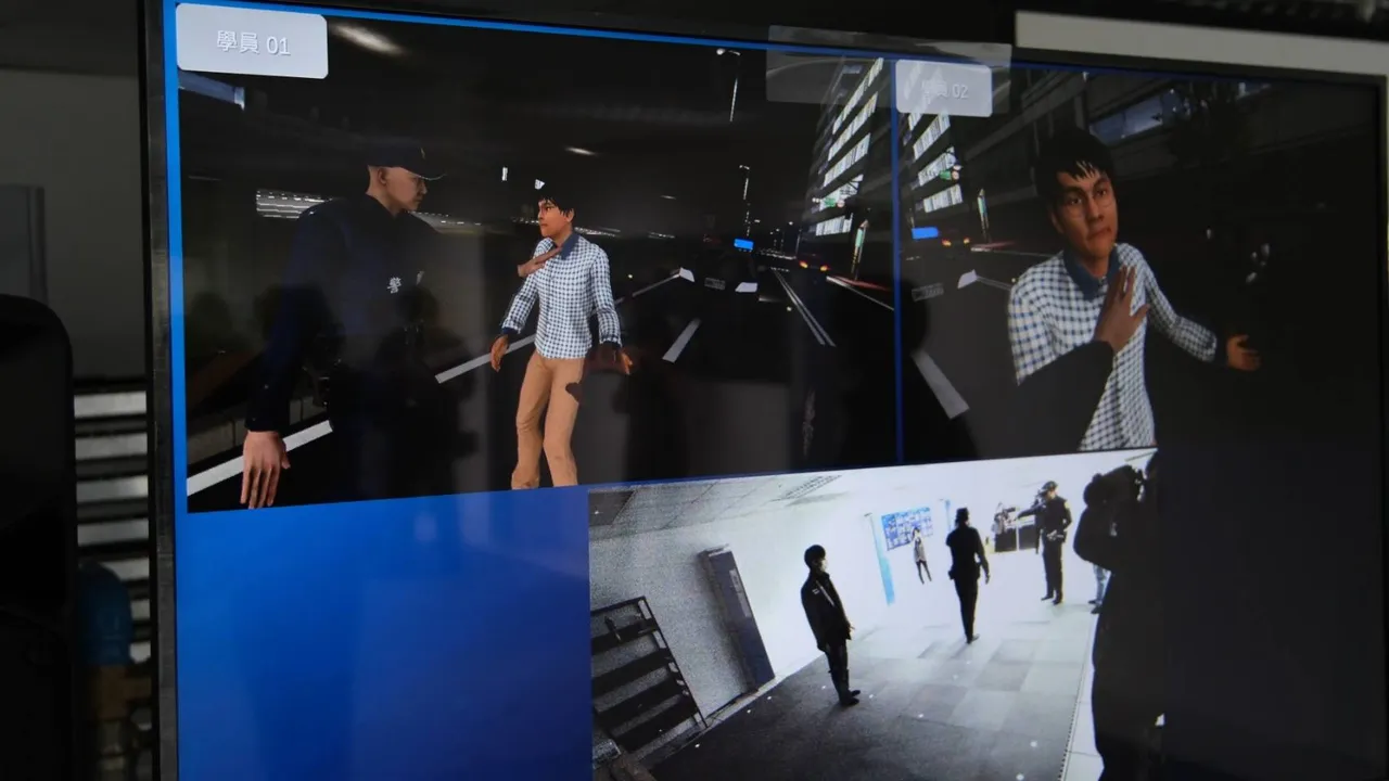 警員戴上空間定位感測功能VR頭盔,即能進入各種執勤場域的虛擬空間。翻攝畫面