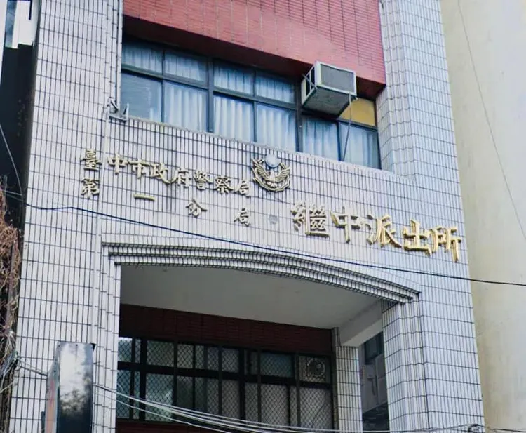 繼中派出所警員抵達網咖時，男嬰已經死亡且被裝進側揹袋內。翻攝繼中派出所臉書