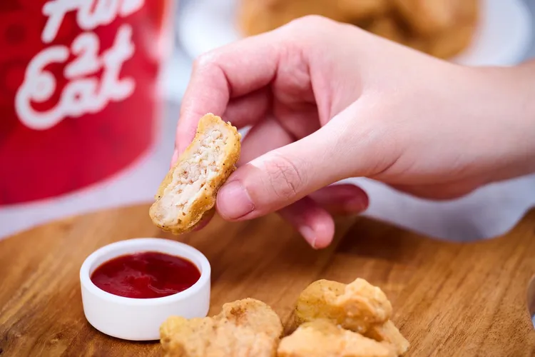 「黃金鴨香寶」完全無骨，更以技術結合雞肉及鴨肉，同時擁有雞肉的鮮嫩以及鴨肉甘甜濃郁。業者提供