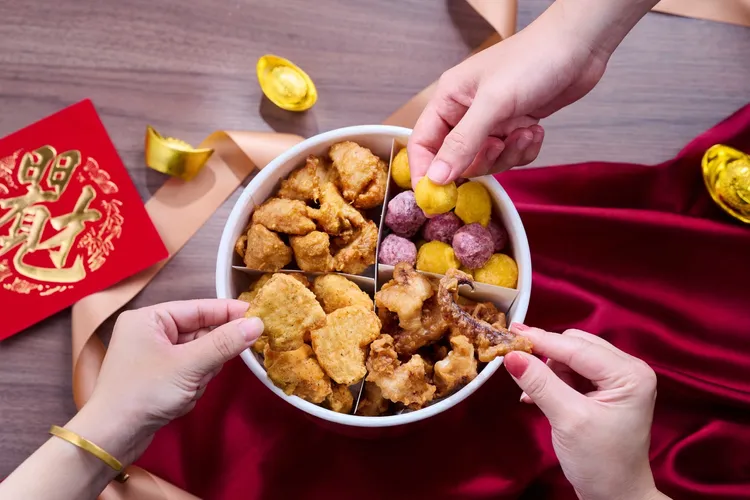 繼光香香雞全台首創好吃又有趣的撲克牌花色造型雞鴨塊「黃金鴨香寶」以及多樣人氣炸物組合成的「開運聚財組」分享餐。業者提供