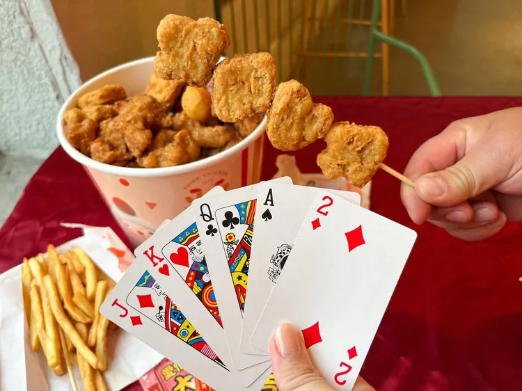 為因應春節氛圍，「黃金鴨香寶」以超應景的撲克牌花色造型問世。業者提供