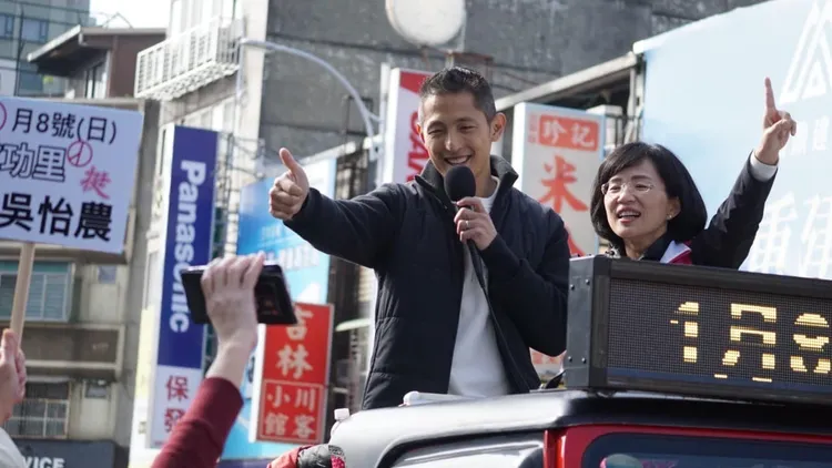 吳怡農（左）在拜票時從來不穿印有自己名字或號次的衣服。翻攝自壯闊台灣吳怡農臉書