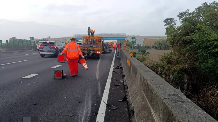 警方與工程人員迅速到場處理，排除現場恢復通車。讀者提供