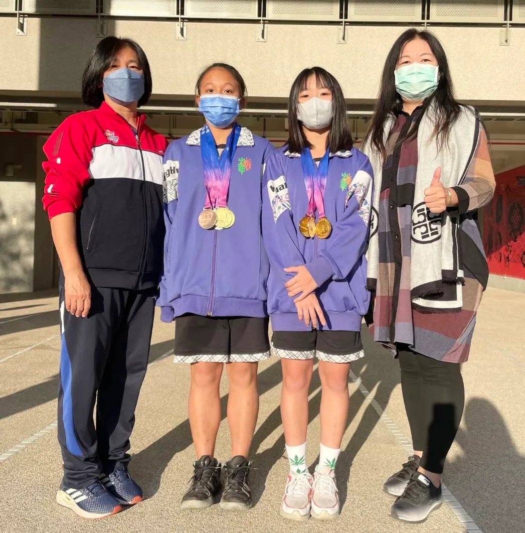光華國中郭虹珠校長(右起)、楊宜潔、葉宇臻、楊秋月教練。教育局提供