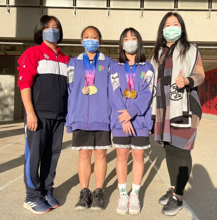光華國中郭虹珠校長(右起)、楊宜潔、葉宇臻、楊秋月教練。教育局提供