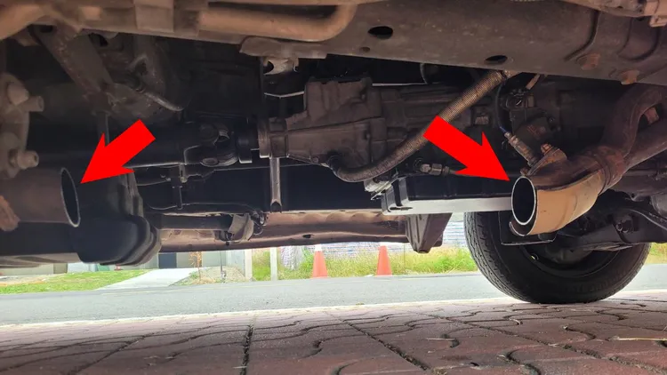 兩端切口處（箭頭處）平整滑順，顯見小偷鋸走觸媒轉化器的手法相當專業。林先生提供