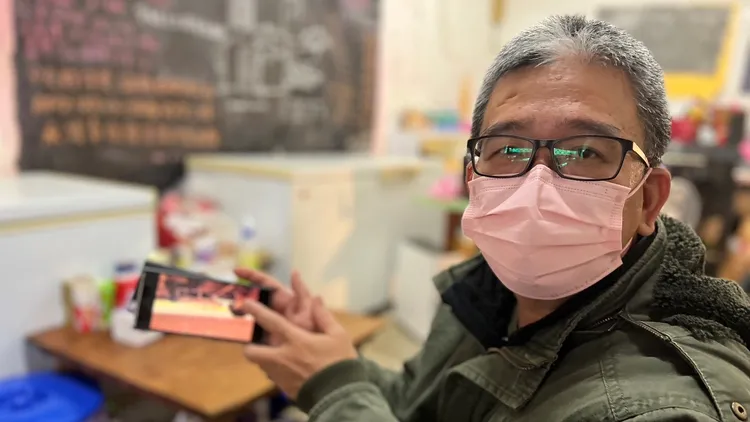 林爸爸機會教育換教材，以觸媒遭竊案教小孩應將專業用於造福人群。魏嘉良攝