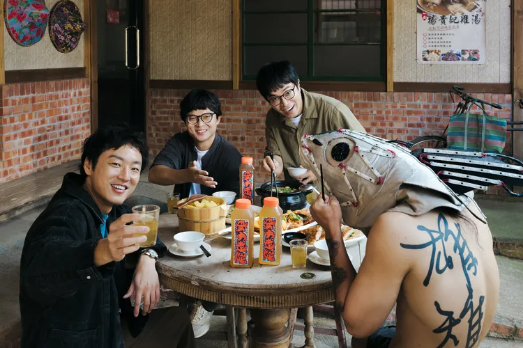 TEA TOP X 拍謝少年聯名推出寶島瓶「第一骨力瓶」與PVC提袋「第一悠游袋」。業者提供