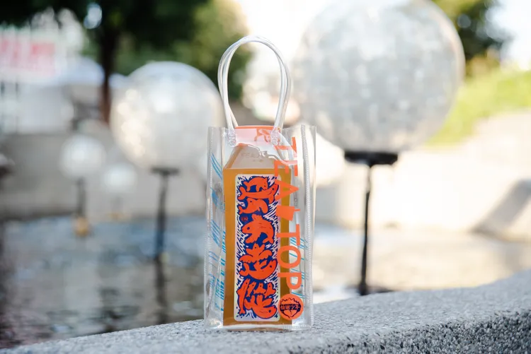 「第一悠游袋」結合拍謝少年的代表形象以及TEA TOP的藍橘識別色，呈現潮感吸睛效果。業者提供