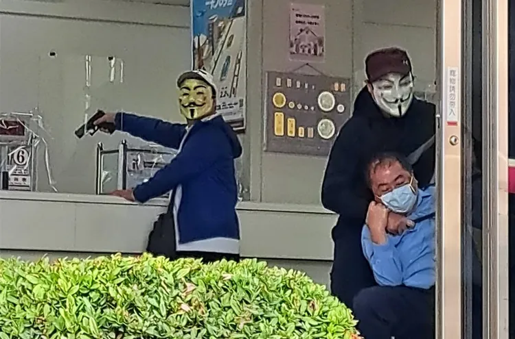 年關將近，高雄鼓山分局進行防搶演練。讀者提供