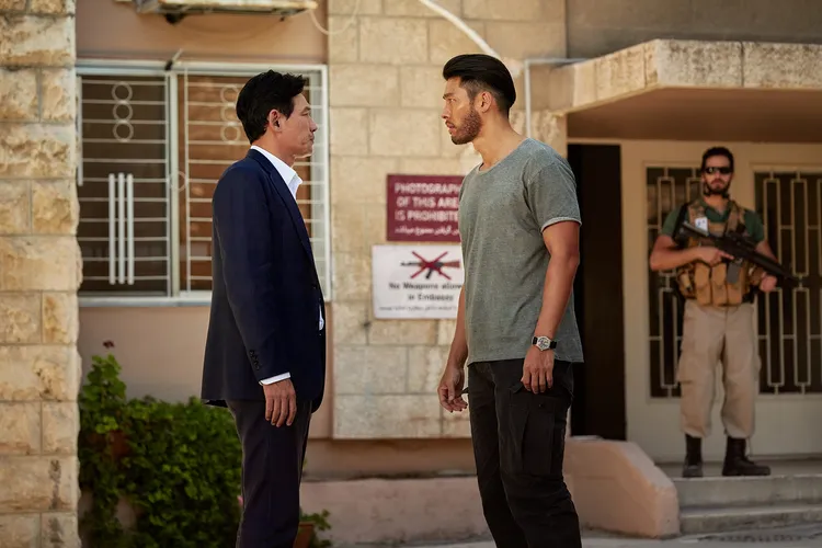 黃晸玟（左）、玄彬合作《火線交涉》救人質，劇組拉拔到約旦拍攝。車庫娛樂提供