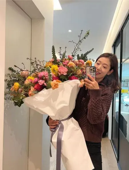 朴信惠收到一大束花，分享滿滿的幸福感。翻攝朴信惠IG
