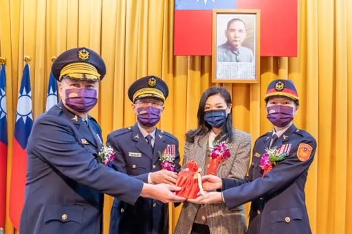 竹市首位女性警察局長上任 打造安心城市!高虹安:市府做最強後盾