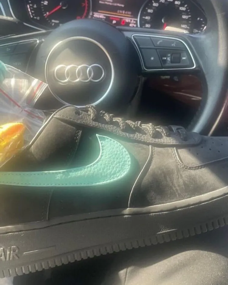 Nice Kicks日前曝光聯名鞋以經典Air Force 1為設計，採用黑色麂皮絨面材質打造，鞋面上的Swoosh和鞋墊則是Tiffany Blue顏色。翻攝nicekicks IG