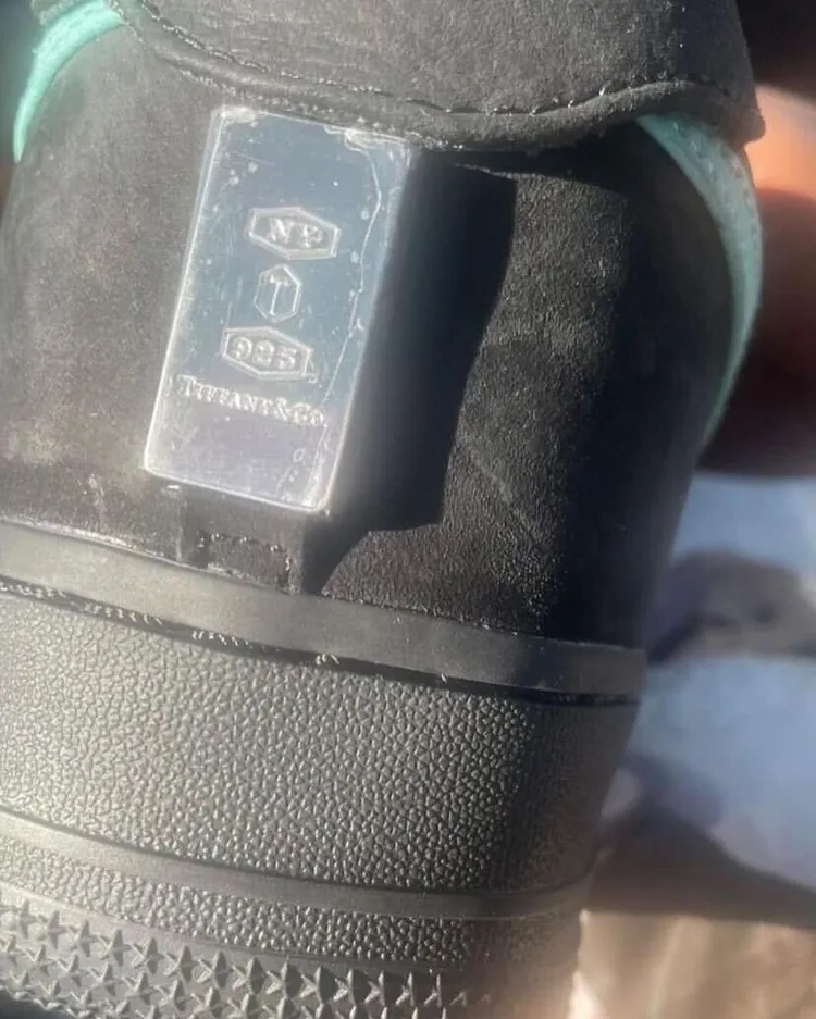 後跟綴飾TIFFANY & Co. 925純銀銀牌。翻攝nicekicks IG