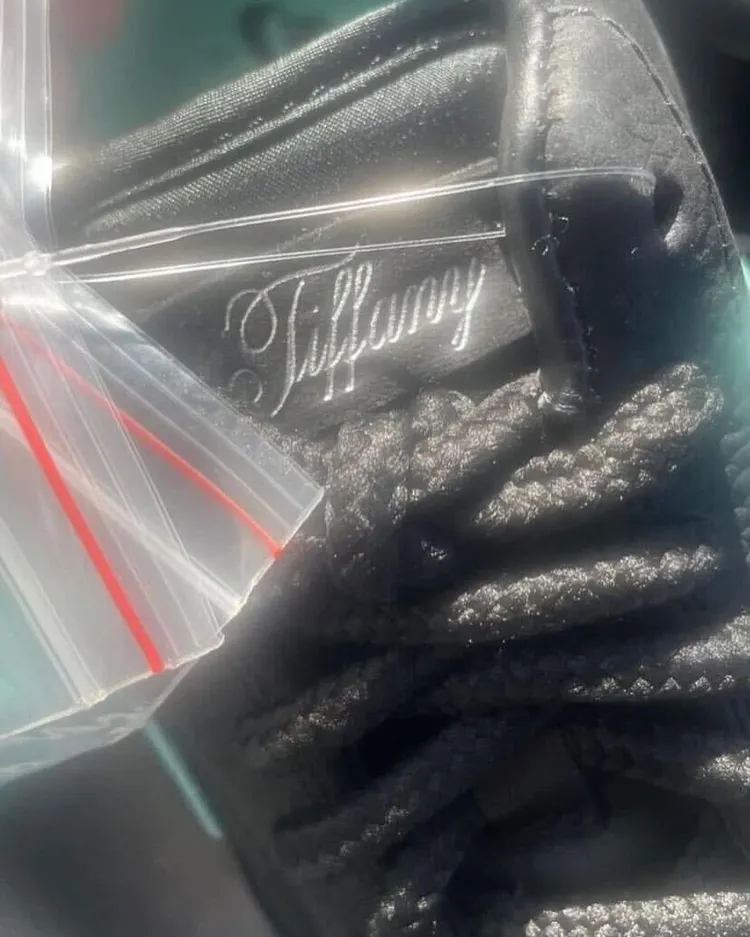 鞋舌上繡著英文書法體「Tiffany」標誌。翻攝nicekicks IG