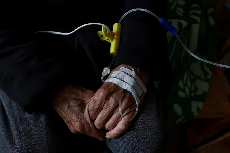 去年12月30日，四川資陽八旬老人染疫之後在一所醫院內打點滴。路透社