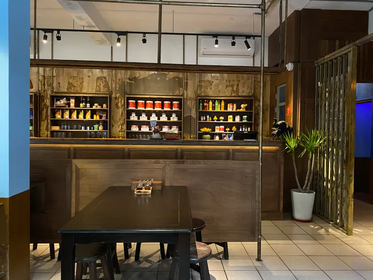 2樓的櫃台與座位區裝潢也講究，同樣也有「一秒飛到泰國」的錯覺。