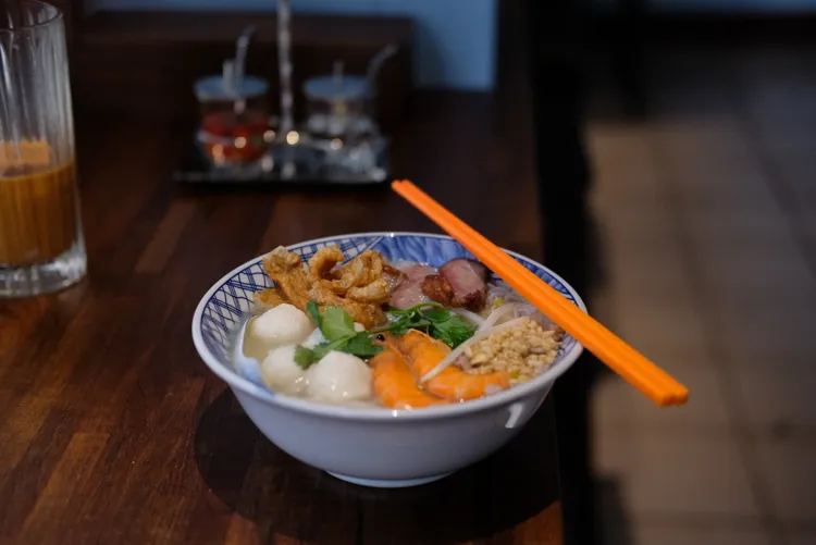 水上米粉湯有著豐盛的配料，湯頭則以大骨熬煮，並加肉末、魚露等製成。葉盛耀攝