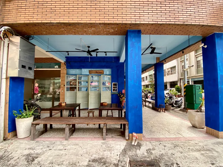 1樓的門面與舊店相似，原因在於木門、桌椅等都是從舊店運來。