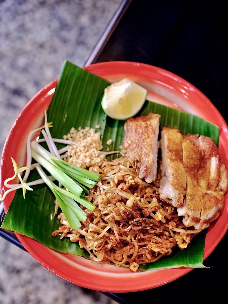 雞排炒河粉有著大塊厚實雞排，河粉則滋味鹹甜微酸相當夠味。葉盛耀攝