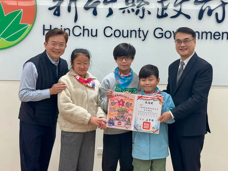 學生獻上手繪卡片表達感謝之意。縣府提供