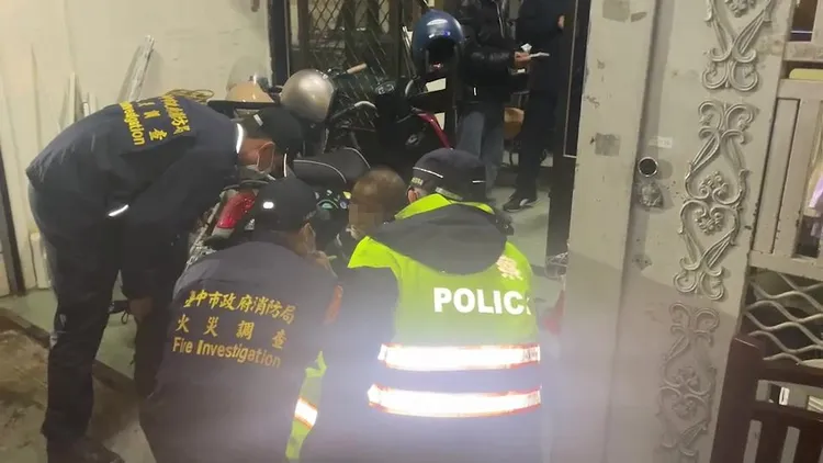 陳姓屋主一開始向警消表示是他點燃高粱酒驅蛇引起。民眾提供