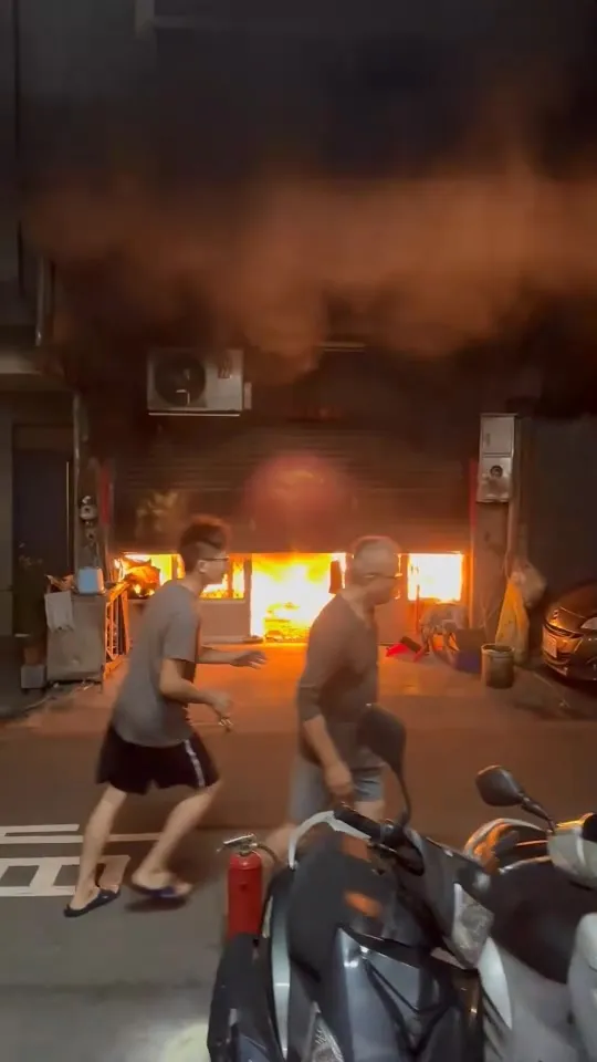 火勢從一樓向上竄燒，十分猛烈。民眾提供