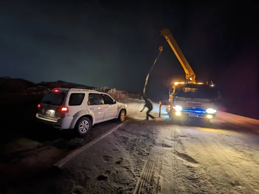 車輛開進沙灘又是導航帶錯路　動彈不得！大園警方協助脫困