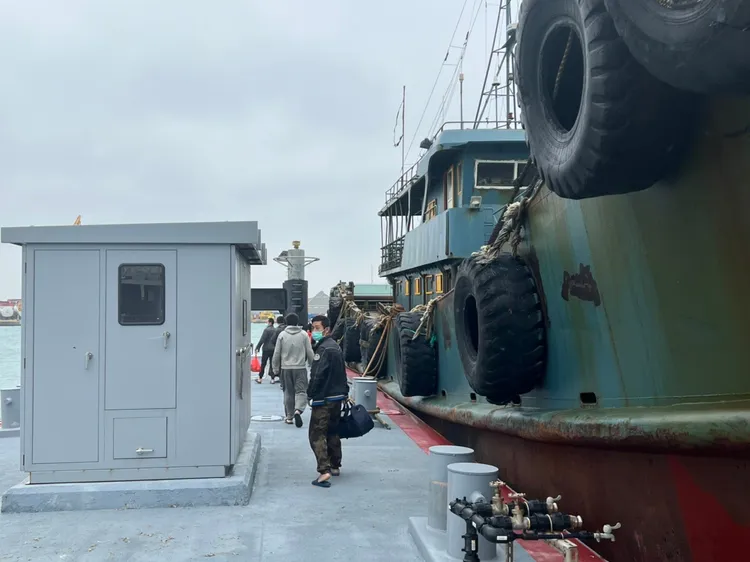 該中國漁船的船員，也在公司繳完罰鍰之後，順利登船返家。海巡署提供