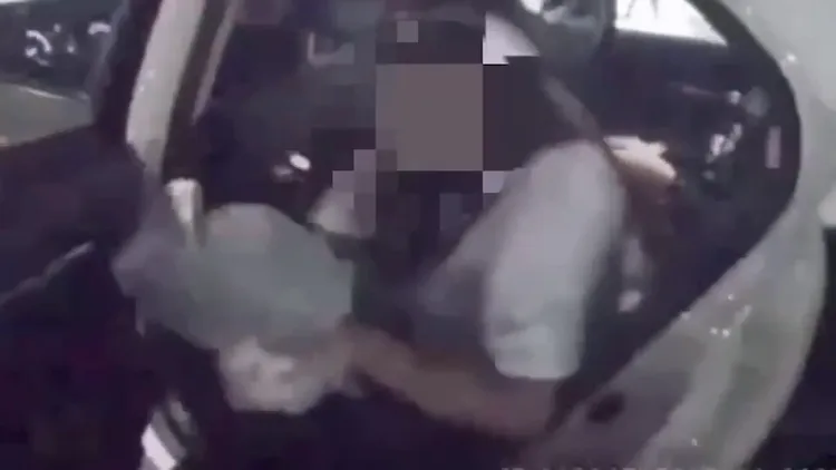 保大員警以警車將她送至醫院急救。翻攝畫面