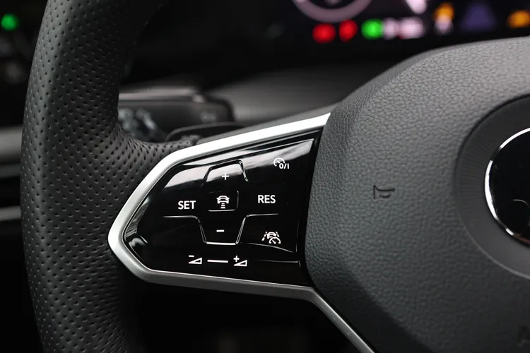 方向盤輻上觸控式功能鍵，駕車時有時會不小心觸發功能，需一點時間熟悉適應。另全車也將相當於Level 2半自動駕駛的IQ.Drive系統列為標配。翁玉信攝