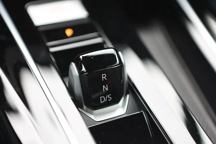 7速DSG雙離合器自手排變速箱，以電子線傳撥桿，搭配方向盤換檔撥片方式操作。翁玉信攝
