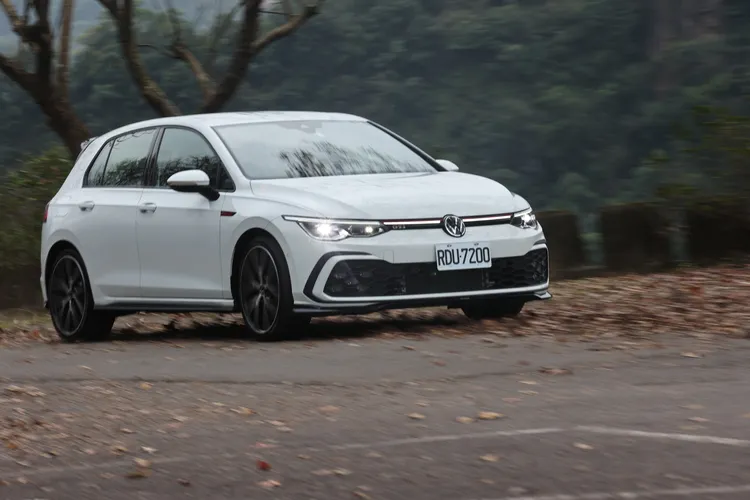 8代Golf GTI雖然身為前驅鋼砲，但過彎極限卻似深不可測，電子系統的助力下真可謂黏功一流。翁玉信攝