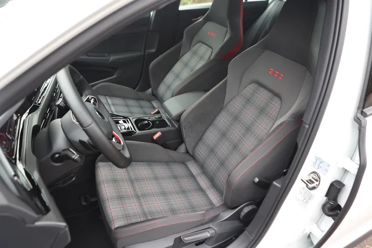 Golf GTI經典駕馭版捨棄了高規的電動調整皮質座椅，換來了車迷敲碗已久的經典格紋跑車座椅，相信很多人不會在意手動調整。翁玉信攝