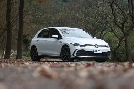 壹苹试驾|还我格纹椅! VW Golf GTI经典驾驭版更便宜还配了DCC悬吊
